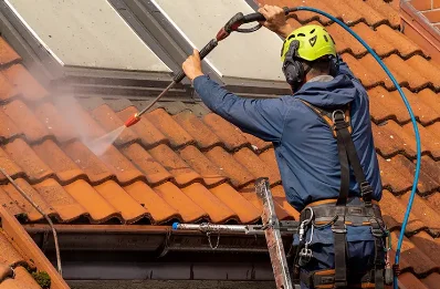 Démoussage et hydrofuge de toiture à Montbizot